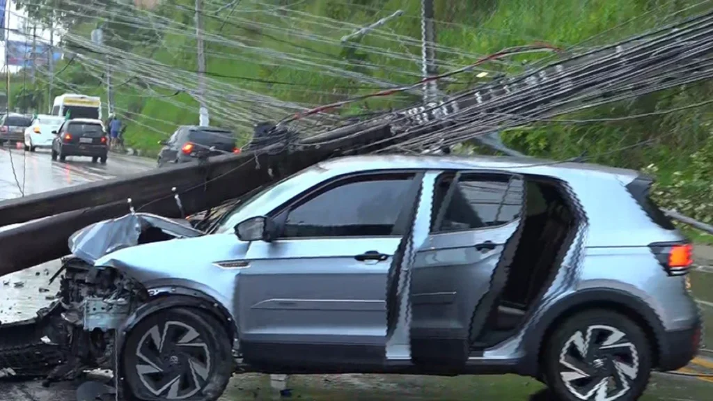 Colisão de Carro com Poste na Avenida Leste-Oeste em Maceió Causa Trânsito Lento