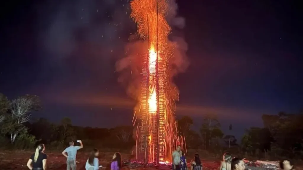 Com quase 20 metros, maior fogueira do Acre mantém fé e cultura em Mâncio Lima
