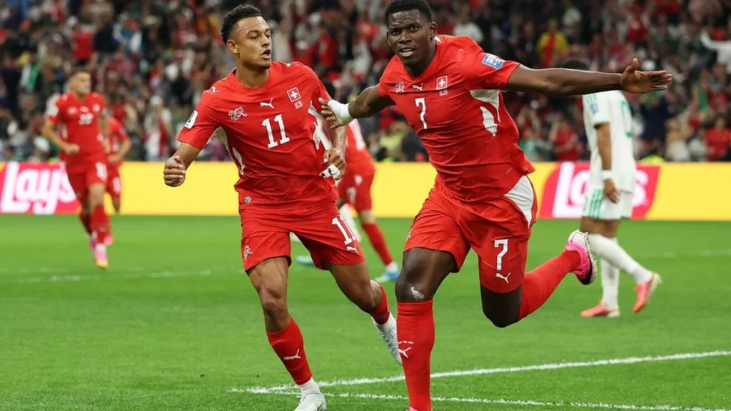 Suíça Controla Jogo e Garante Vaga nas Oitavas da Copa do Mundo com Vitória sobre Argélia Suíça Controla Jogo e Garante Vaga nas Oitavas da Copa do Mundo com Vitória sobre Argélia